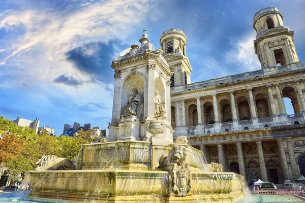 Fontein voor de kerk van Saint-Sulpice. Parijs. Frankrijk — Stockfoto