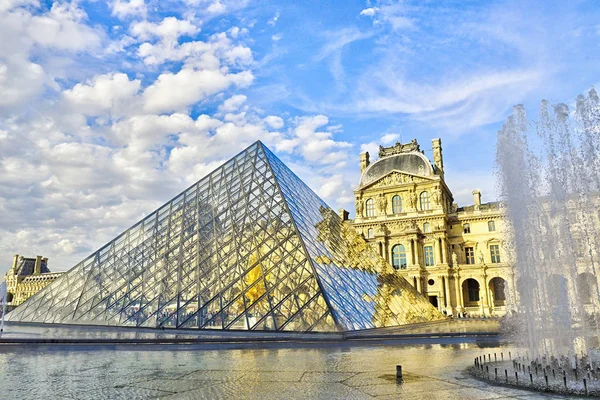 Louvre gevel met glazen driehoek Frankrijk grote Kunstmuseum — Stockfoto