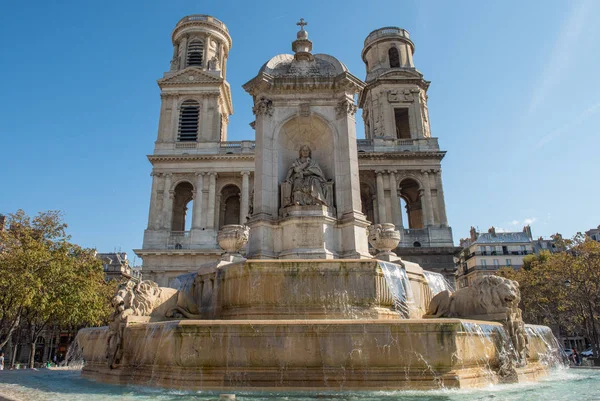 Fuente frente a la iglesia de Saint-Sulpice. París. Francia — Foto de Stock