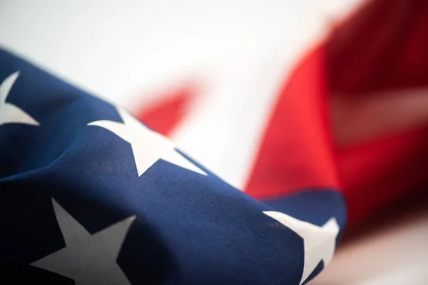 Primer plano de la bandera estadounidense sobre fondo liso — Foto de Stock