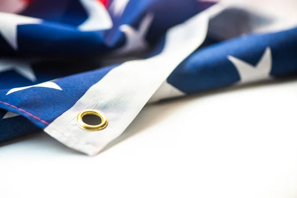 Fechar a bandeira americana no fundo liso — Fotografia de Stock