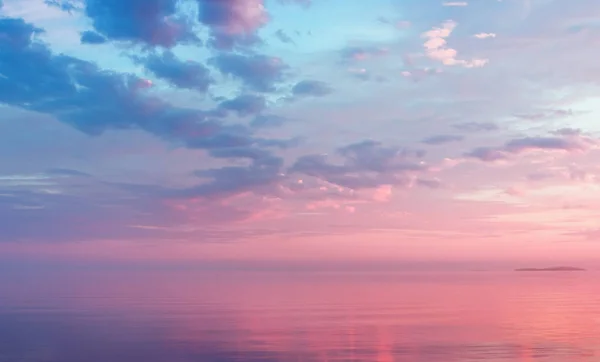 Paisagem Marinha Cor Lilás Enevoada Nuvens Cor Rosa Azuis Sobre — Fotografia de Stock