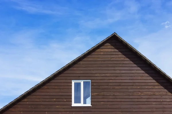 Parte Superiore Una Casa Assi Legno Con Una Finestra Plastica — Foto Stock