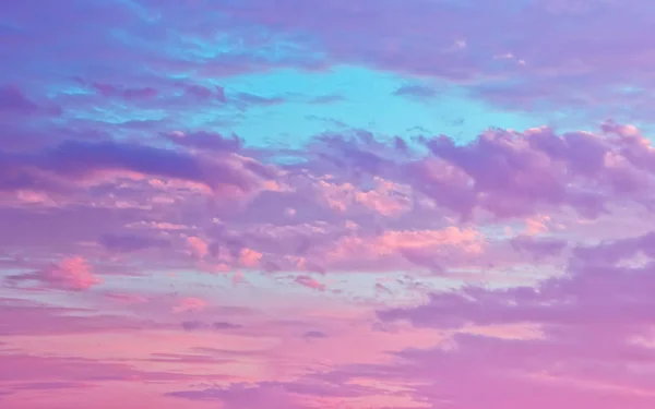 Fundo Céu Surpreendente Rosa Sereno Nuvens Cúmulos Fofos Céu Azul — Fotografia de Stock