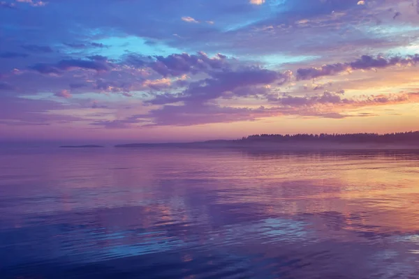 素晴らしい夜の海 穏やかな水面は 紫色の雲と霧夕暮れ時地平線に浮かぶカラフルな劇的な空を反映しています 白夜のシーズン カレリア共和国 ロシア共和国 — ストック写真
