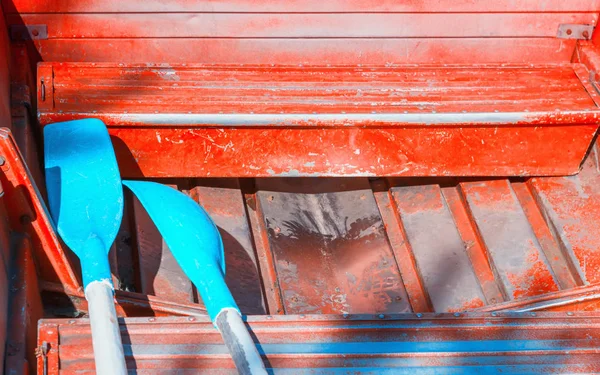 一只蓝色的桨躺在一个红色的旧金属船特写镜头里 抽象复古概念背景 选择性对焦 复制空间 免版税图库图片