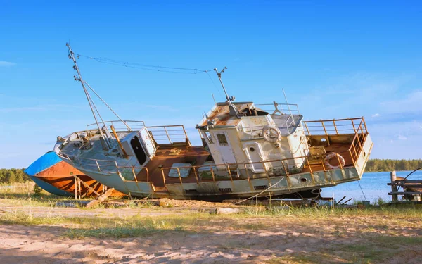 Vieux Navires Pêche Rouillés Abandonnés Debout Sur Bord Rivière Sable Images De Stock Libres De Droits