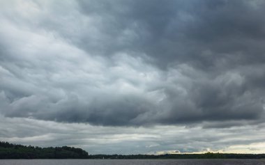 Gölün Üzerinde Thunderclouds ile Dramatik Bulutlu Gökyüzü