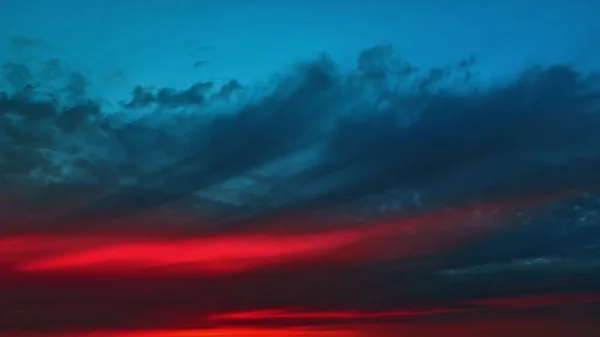 어두운 흐린 극적인 하늘에 다채로운 붉은 빛 — 스톡 사진