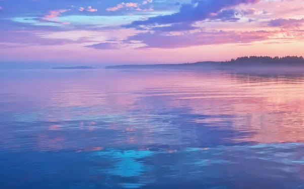 Misty Lilac Sunset Seascape com reflexo do céu — Fotografia de Stock