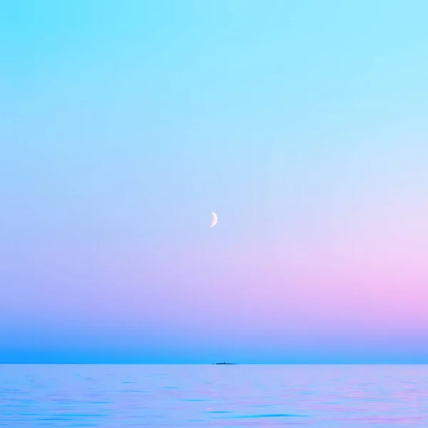 Bulutsuz Pembe Mavi Gökyüzü Beyaz Gece Mevsiminde Hilal Şeklinde Bir — Stok fotoğraf