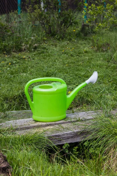 Verde Regadera Encuentra Suelo Para Trabajar Jardín Jardín Verano —  Fotos de Stock