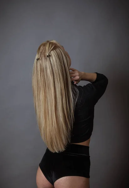 Szczupła Dziewczyna Czarnej Bieliźnie Długich Blond Włosach Stoi Odwrócona Plecami — Zdjęcie stockowe
