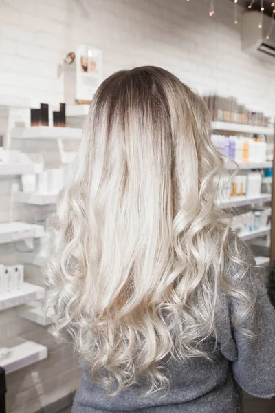 Güzeller güzeli Slav saçı bir güzellik salonundaki bakım ve onarım prosedürlerinden sonra.
