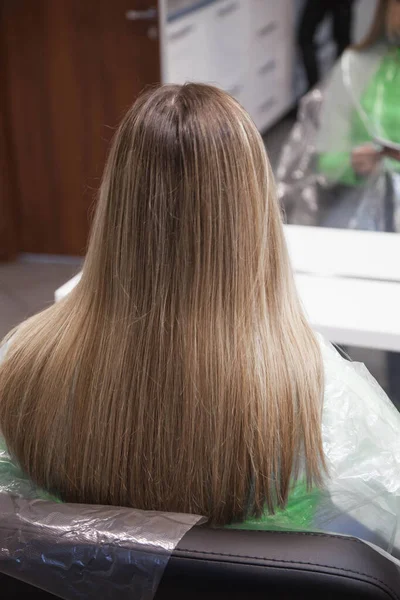 在美容院里 模特经过护理和修复后的美丽的斯拉夫头发 — 图库照片