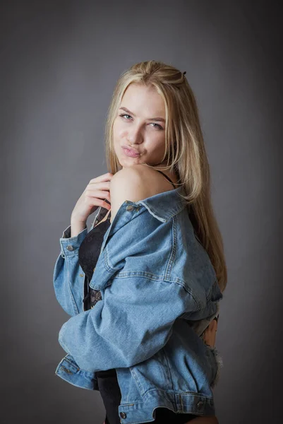 Blonde Schönheit Posiert Schwarzer Unterwäsche Und Jeans Vor Dunklem Hintergrund — Stockfoto