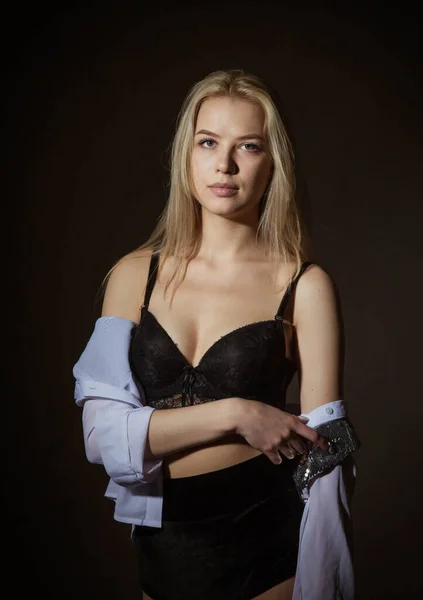 Ung Kvinna Med Vitt Hår Vit Skjorta Och Svart Poserar — Stockfoto