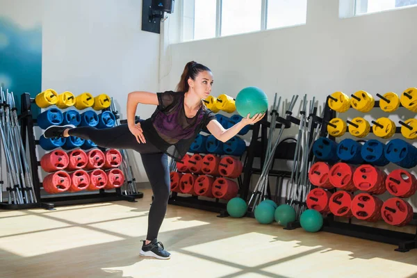 Νέα Όμορφη Γυναίκα Εκπαιδευτής Δείχνει Ασκήσεις Μια Μπάλα Στο Γυμναστήριο — Φωτογραφία Αρχείου