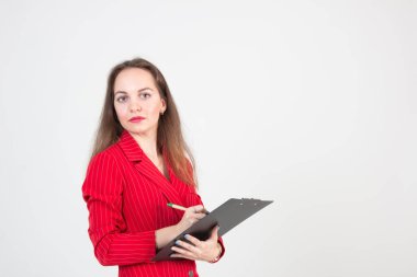 Belgelerle çalışan kırmızı elbiseli genç bir kadının portresi.