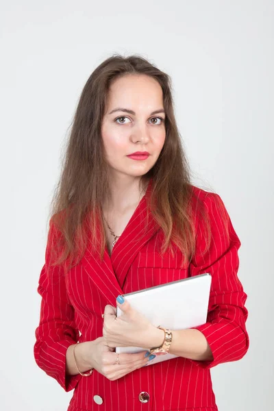 Portrét Mladé Podnikatelky Krásnýma Očima Červeném Obleku Tabulkou Rukou — Stock fotografie