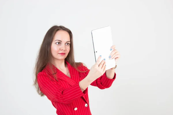 Portrét Mladé Podnikatelky Krásnýma Očima Červeném Obleku Při Selfie — Stock fotografie