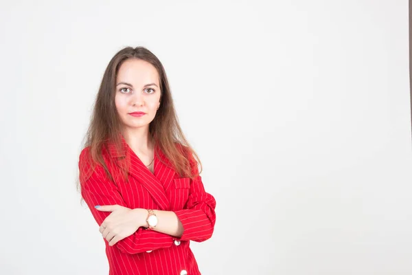 Porträtt Ung Affärskvinna Med Vackra Ögon Röd Kostym Ljus Bakgrund — Stockfoto