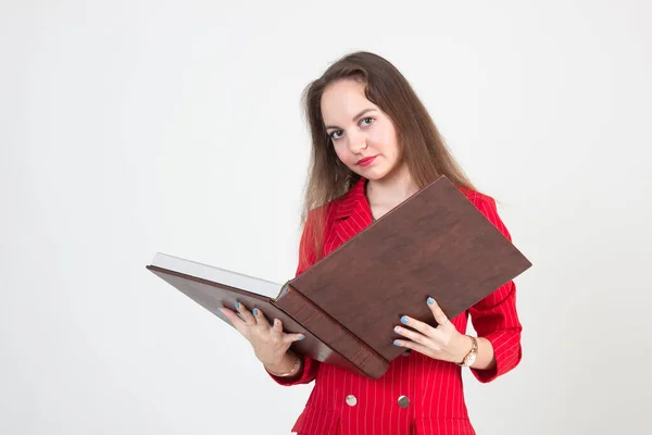 Retrato Uma Jovem Mulher Negócios Terno Vermelho Segurando Grande Livro — Fotografia de Stock