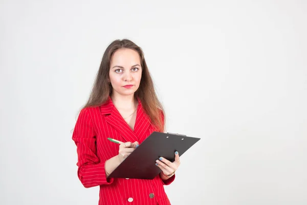 Retrato Uma Jovem Mulher Terno Vermelho Trabalhando Com Documentos — Fotografia de Stock