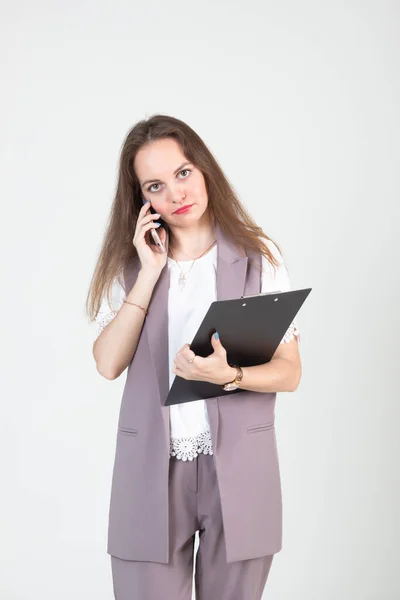 Belle Jeune Femme Affaires Vêtements Stricts Pose Contre Mur Blanc — Photo