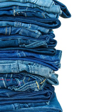 beyaz arka plan üzerine yığılmış kot pantolon 