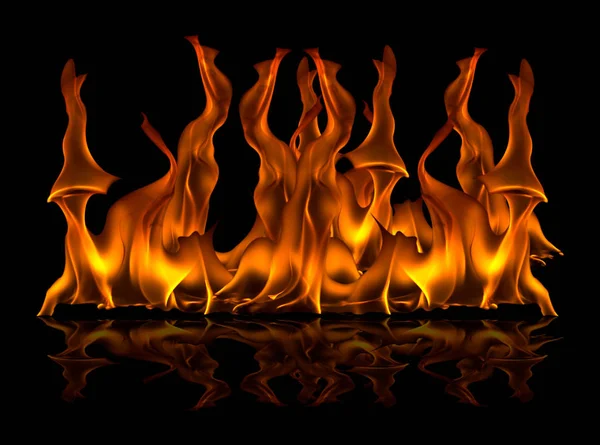 Feuerflamme mit Funken auf schwarzem Hintergrund — Stockfoto