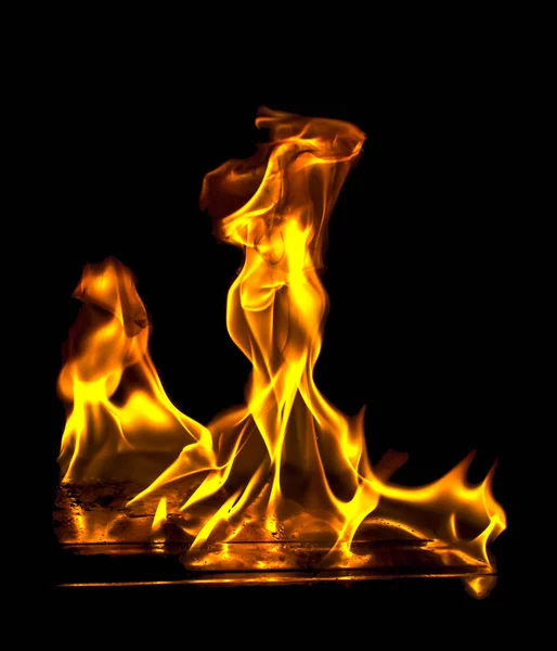 Feuerflamme mit Funken auf schwarzem Hintergrund — Stockfoto