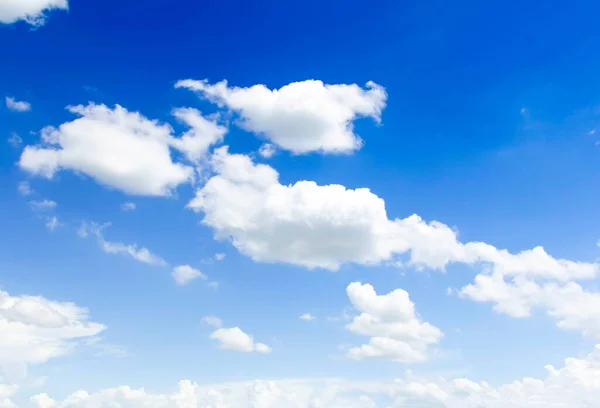 Céu Azul Com Belas Nuvens Brancas Naturais — Fotografia de Stock