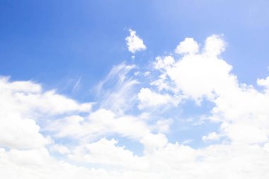 Güzel beyaz bulut ve açık mavi gökyüzü güneşli gün dokusu sırt