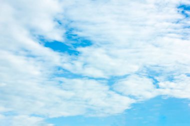 Gökyüzü arka planı beyaz bulutlarla dolu..