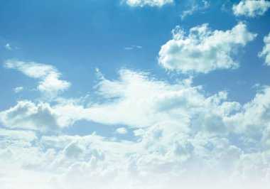 Gökyüzü arka planı beyaz bulutlarla dolu..