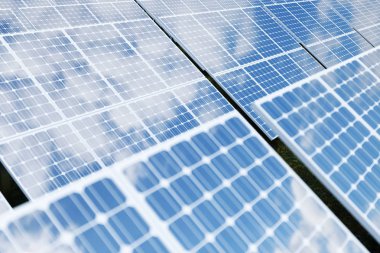 3D rendering güneş enerjisi üretimi teknolojisi. Alternatif enerji. Güneş pili paneli modülleri mavi gökyüzü ile.