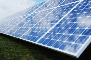 3D rendering güneş enerjisi üretimi teknolojisi. Alternatif enerji. Güneş pili paneli modülleri mavi gökyüzü ile.