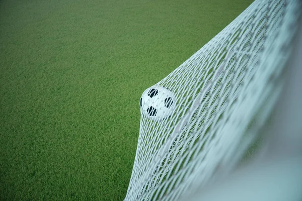 3d renderização bola de futebol no gol. Bola de futebol em rede com holofotes e fundo claro estádio, conceito de sucesso. Futebol com grama verde — Fotografia de Stock