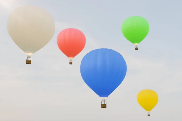 Gökyüzü arka plan üzerinde 3D çizim sıcak hava balonu. Beyaz, kırmızı, mavi, yeşil ve sarı hava ballon flyes üzerinde sky. — Stok fotoğraf