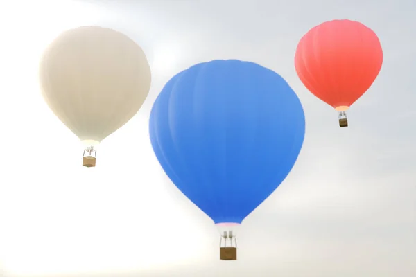 3D ilustracja balon na ogrzane powietrze na tle nieba. Biały, czerwony, niebieski, zielony i żółty powietrza ballon leci na niebo. — Zdjęcie stockowe