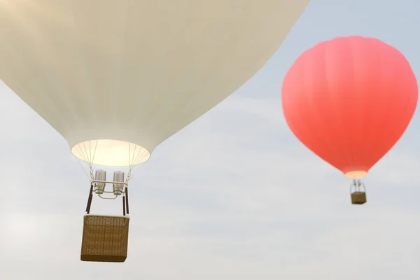 하늘 배경에 3d 그림 뜨거운 공기 풍선 백색, 빨강, 파랑, 녹색 및 노란 공기 ballon flyes 하늘에. — 스톡 사진