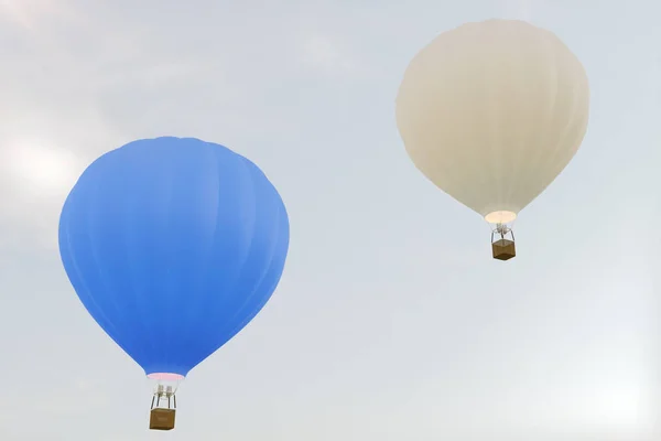 하늘 배경에 3d 그림 뜨거운 공기 풍선 백색, 빨강, 파랑, 녹색 및 노란 공기 ballon flyes 하늘에. — 스톡 사진