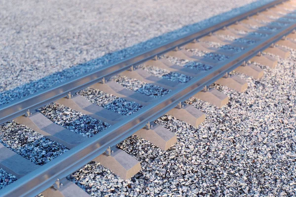 Ferrocarril o ferrocarril, ferrocarril de acero para trenes. Viajes en ferrocarril, turismo ferroviario. Concepto de transporte. Ilustración 3D —  Fotos de Stock