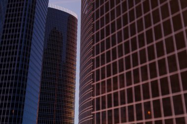 düşük bir açıdan 3D çizim gökdelenler görüntüleyin. Mimari cam yüksek binalar. bir finans bölgesi içinde gökdelenler