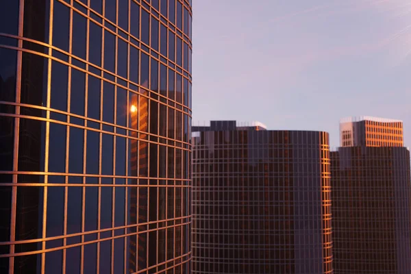 Rascacielos de Ilustración 3D desde una vista de ángulo bajo. Arquitectura vidrio edificios altos. rascacielos en un distrito financiero —  Fotos de Stock