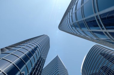 3D çizim düşük açılı görünümünü gökdelenler. Perspektif kadar gün içinde gökdelenler. Alt görünümü, gün ışığında iş bölgesinde gökdelenlerin. Başarı iş kavramı