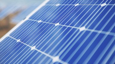 3d illüstrasyon Güneş Panelleri. Alternatif enerji. Yenilenebilir enerji kavramı. Ekolojik, temiz enerji. Güneş panelleri, yansıması güzel mavi gökyüzü ile fotovoltaik. Çölde güneş panelleri