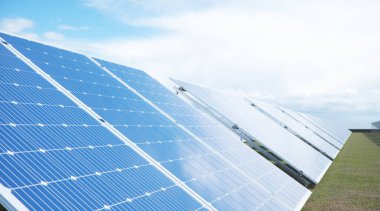 3d illüstrasyon Güneş Panelleri. Alternatif enerji. Yenilenebilir enerji kavramı. Ekolojik, temiz enerji. Güneş panelleri, yansıması güzel mavi gökyüzü ile fotovoltaik. Yeşil enerji. Güneş pilleri