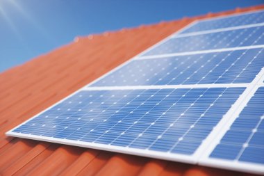 Bir evin kırmızı çatı üzerinde 3d illüstrasyon güneş panelleri. Yansıma güzel mavi gökyüzü ile Güneş panelleri. Yenilenebilir enerji kavramı. Ekolojik, temiz enerji. Yeşil enerji. Fotovoltaik Güneş pilleri